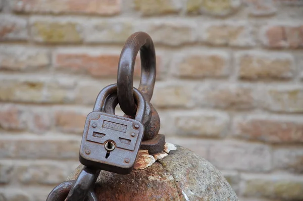 Padlock and chains — Stock Photo, Image