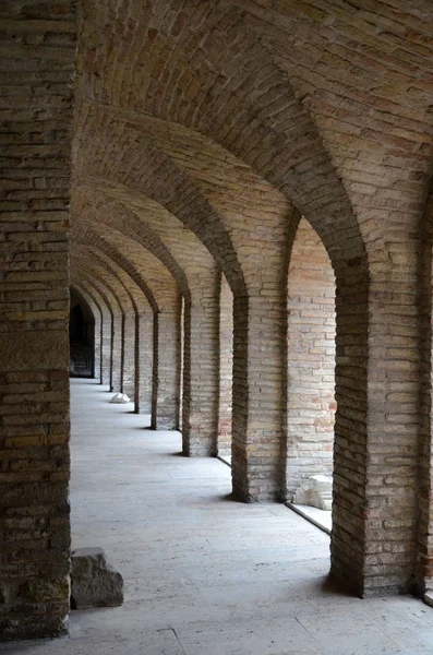 Arcos de tijolos em um edifício antigo — Fotografia de Stock