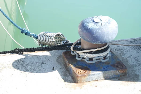 Schepen docking op de pier — Stockfoto