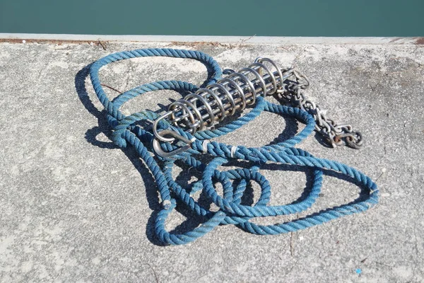Corde da marinaio al molo della marina — Foto Stock