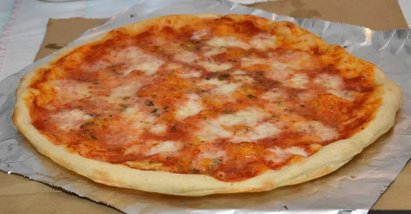 Pizza margherita dobré — Stock fotografie
