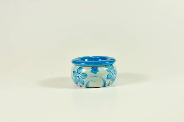 Cenicero de cerámica decorado azul — Foto de Stock