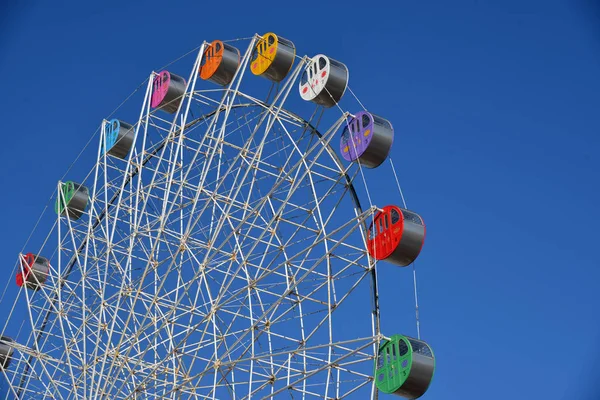 A luna-park színes óriáskerék — Stock Fotó