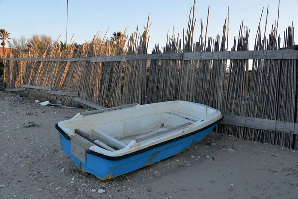 Isolated boat on the beach — Stock Photo, Image