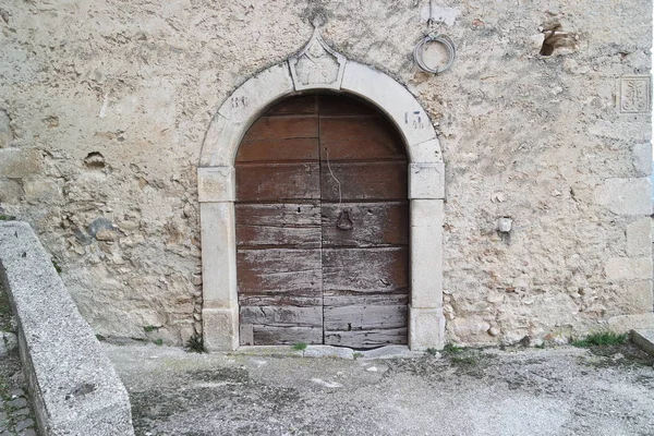 Porta de madeira arqueada — Fotografia de Stock