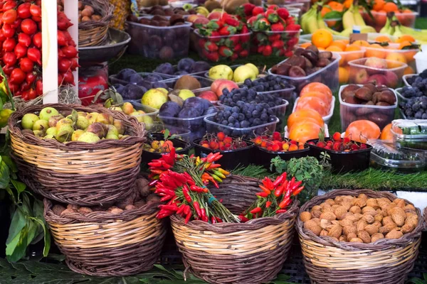 Baskets Colored Fruit Displayed Market — Stock Photo, Image