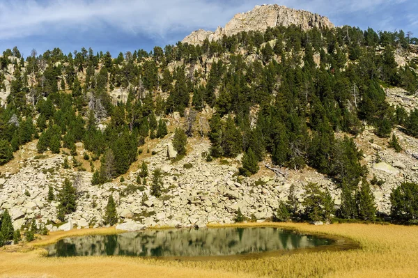 Pyrenees dağlarda alışılmadık Gölü