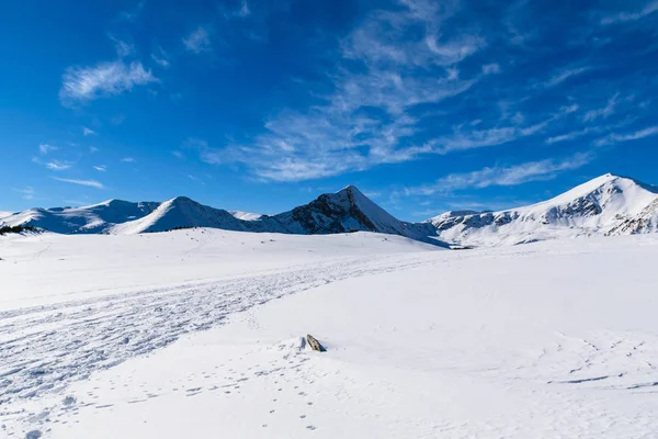 Meseta nevada en lo alto de las montañas — Foto de Stock