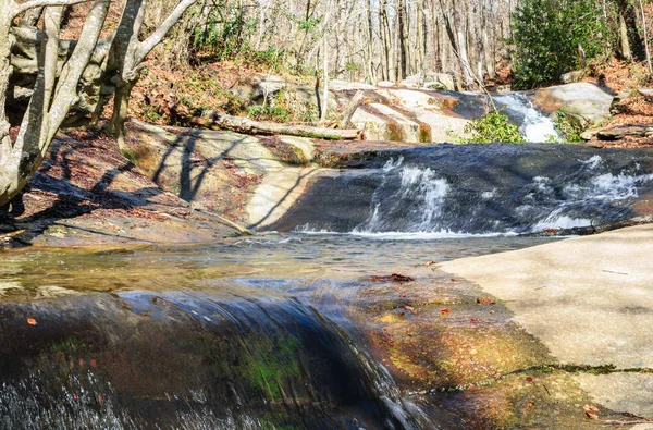 Bir dağ nehir siyah ipek Parlatıcı