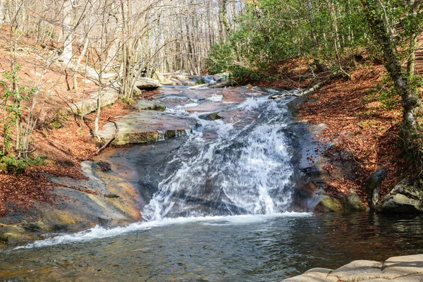Bir fırtınalı dağ nehir çağlayan