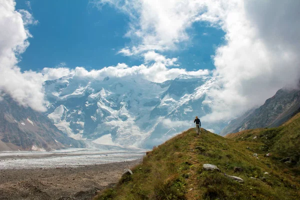 Uomo Sullo Sfondo Delle Montagne Caucaso — Foto Stock