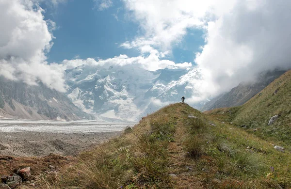 Uomo Sullo Sfondo Delle Montagne Caucaso — Foto Stock