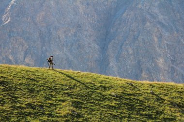 Küçük adam bir dağ manzarası