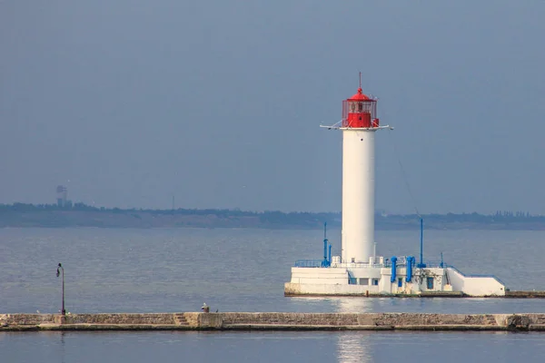Biały latarnia morska nad morzem — Zdjęcie stockowe
