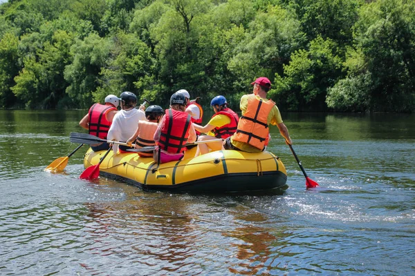 Mygiya / Ukrajna - augusztus 24 2017: csoport a férfiak és nők, élvezze a rafting tevékenység folyó víz. Rafting és családi ünnepek — Stock Fotó