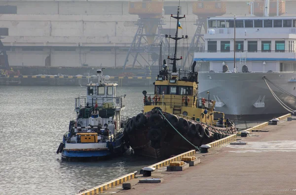 Two tugs are at the pier in the Odessa sea port of Ukraine.  Foreground — Stock Photo, Image