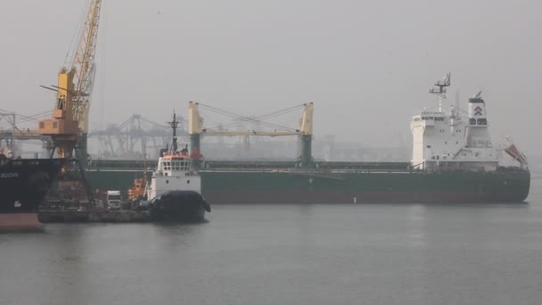 Odessa / Ucrânia - 10 de março de 2018: Dois rebocadores que ajudam o navio de carga a sair do porto de Odessa, na Ucrânia. Compilação . — Vídeo de Stock