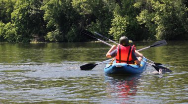 Yakın çekim. Üç adam su aktivitesi Nehri'nde rafting tadını çıkarın. Aile tatil günlerinde rafting