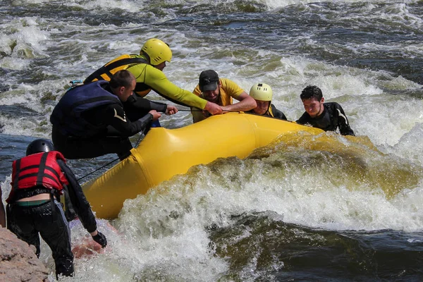 Mygiya, Ukraina - April 30 2017: Olycka i forsränning. En grupp av takstolarna möter en räddningsaktion medan forsränning ner Pivdennyi Buh floden — Stockfoto