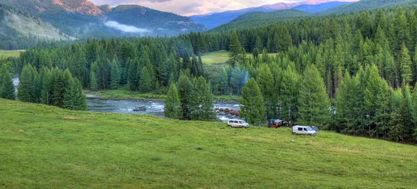 Route trip. A camp near the river against the backdrop of the mountains and the wild nature of Altai — Stock Photo, Image