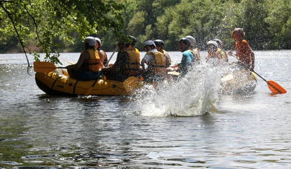 Mygiya / Ukraina - 24 sierpnia 2017: Splash i spray. Grupa mężczyzn i kobiet, cieszyć się wody rafting aktywności w river. — Zdjęcie stockowe