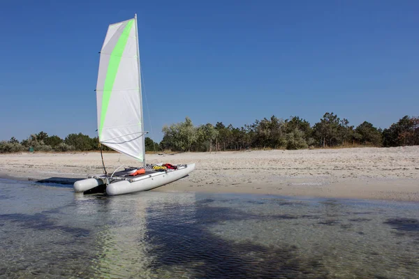 Catamarano a vela su una spiaggia deserta — Foto Stock