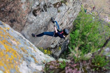 İpte asılı kız dağcı