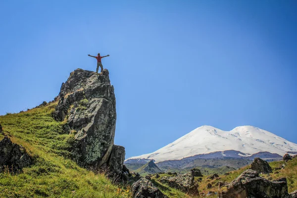 Hiker climb in the mountains. Summer ascent to the Elbrus — Stock Photo, Image