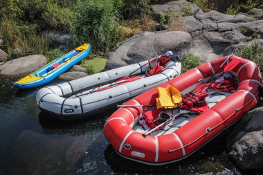 Bir dağ nehir boyunca Taşlı bir banka rafting için kürek (sallar) ile hava ile şişirilen kayıklar