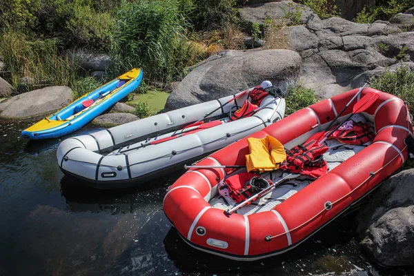 Opblaasbare boten met roeiriemen (vlotten) voor rafting langs een rivier berg op een stenen bank — Stockfoto