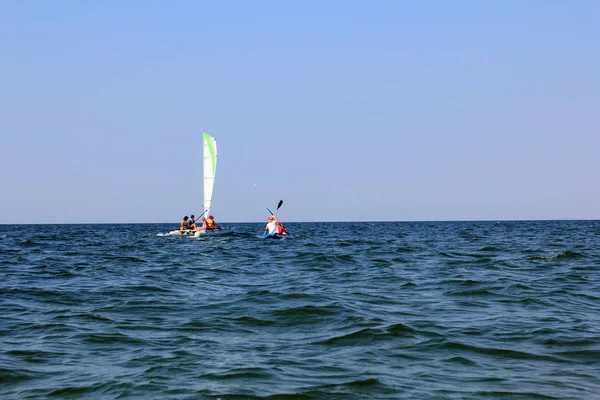 Katamaran und Kaja im offenen Meer — Stockfoto