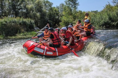 Mygiya, Ukrayna - 08 25 2017: kadın ve erkek grup, faaliyet Nehri'nde rafting suyun keyfini çıkarın. Pivdennyi Buh nehirde rafting