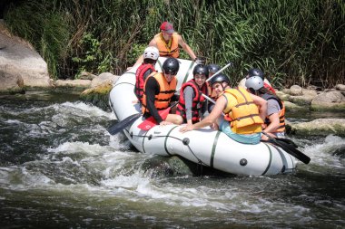 Mygiya, Ukrayna - 06 10 2017: kaza rafting içinde. Bir grup kirişleri karşılaşma Pivdennyi Buh nehirde rafting yaparken bir kurtarma operasyonu