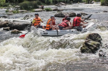 Mygiya, Ukrayna - 06 04 2017: kadın ve erkek grup, faaliyet Nehri'nde rafting suyun keyfini çıkarın. Pivdennyi Buh nehirde rafting