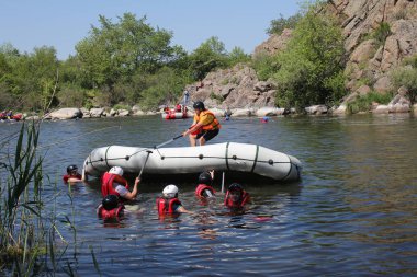 Mygiya, Ukrayna - 05 06 2017: kaza rafting içinde. Bir grup kirişleri karşılaşma Pivdennyi Buh nehirde rafting yaparken bir kurtarma operasyonu