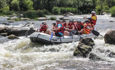 Mygiya, Ukrayna - 06 04 2017: kadın ve erkek grup, faaliyet Nehri'nde rafting suyun keyfini çıkarın. Pivdennyi Buh nehirde rafting