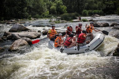 Mygiya, Ukrayna - 06 04 2017: kadın ve erkek grup, faaliyet Nehri'nde rafting suyun keyfini çıkarın. Pivdennyi Buh nehirde rafting