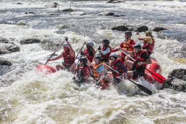Mygiya, Ukrayna - 04 30 2017: kadın ve erkek grup, faaliyet Nehri'nde rafting suyun keyfini çıkarın. Pivdennyi Buh nehirde rafting