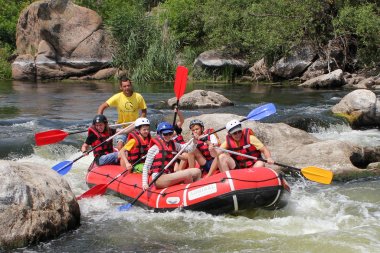 Mygiya, Ukrayna - 06 24 2017: kadın ve erkek grup, faaliyet Nehri'nde rafting suyun keyfini çıkarın. Pivdennyi Buh nehirde rafting