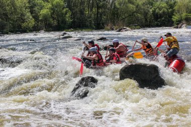 Mygiya, Ukrayna - 04 30 2017: kadın ve erkek grup, faaliyet Nehri'nde rafting suyun keyfini çıkarın. Pivdennyi Buh nehirde rafting