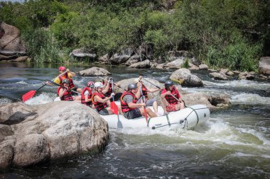 Mygiya, Ukrayna - 06 24 2017: kadın ve erkek grup, faaliyet Nehri'nde rafting suyun keyfini çıkarın. Pivdennyi Buh nehirde rafting