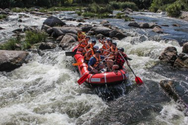 Mygiya, Ukrayna - 08 25 2017: kadın ve erkek grup, faaliyet Nehri'nde rafting suyun keyfini çıkarın. Pivdennyi Buh nehirde rafting