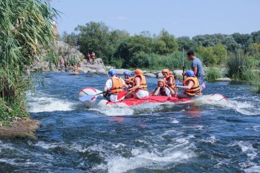 Mygiya, Ukrayna - 08 25 2017: kadın ve erkek grup, faaliyet Nehri'nde rafting suyun keyfini çıkarın. Pivdennyi Buh nehirde rafting