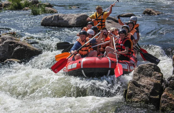 Mygiya, Ukrayna - 08 25 2017: kadın ve erkek grup, faaliyet Nehri'nde rafting suyun keyfini çıkarın. Pivdennyi Buh nehirde rafting