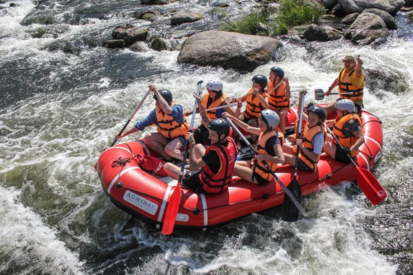 Mygiya, Ukrayna - 08 25 2017: kadın ve erkek grup, faaliyet Nehri'nde rafting suyun keyfini çıkarın. Pivdennyi Buh nehirde rafting