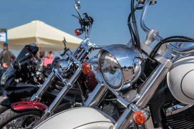 Motosiklet bisiklet üzerinde benzersiz modelleri göster. Yakın çekim