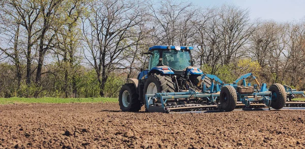 Traktor Pracuje Oblasti Začátek Výsev — Stock fotografie