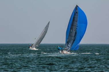 sırasında Ukrayna'da Karadeniz ayında bir yelkenli yat yelken. Olimpiyat sınıf Sb20