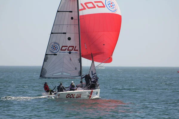 Odesa, Ucrânia - 22 de abril de 2018: velejar iate durante uma regata no Mar Negro, na Ucrânia. Classe olímpica SB20 — Fotografia de Stock