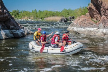 Mygiya, Ukrayna - 04 28 2018: kadın ve erkek grup, faaliyet Nehri'nde rafting suyun keyfini çıkarın. Pivdennyi Buh nehirde rafting